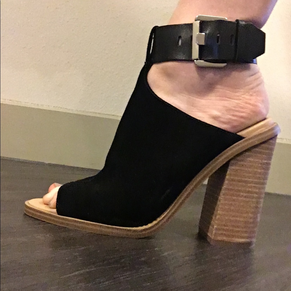 FLASH SALE ✨✨ Marc Fisher Open Toe Heels